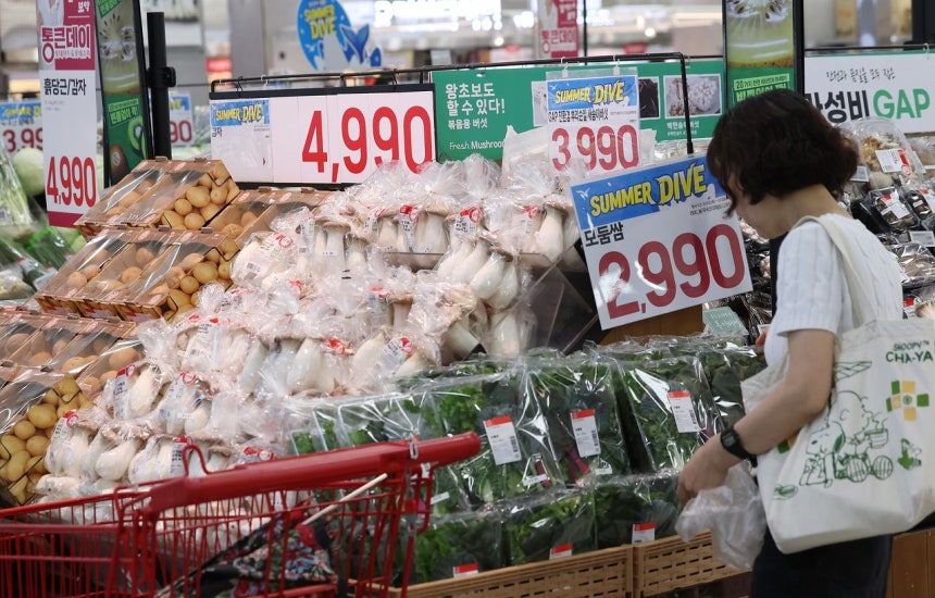 ソウル市内の大型マートの野菜コーナー。［写真 聯合ニュース］