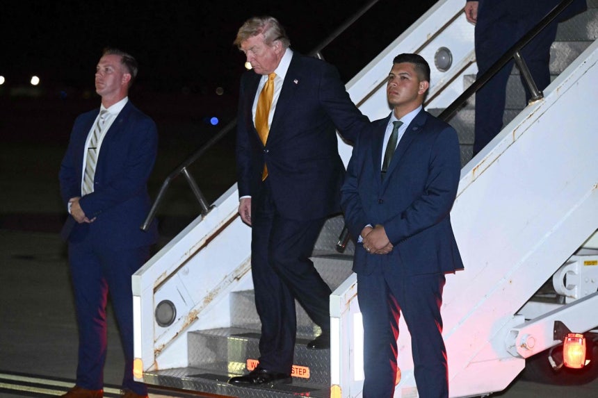 ドナルド・トランプ米大統領が8日（現地時間）、トルコ・アンカラで開かれたNATO首脳会議を終えてワシントンに戻る途中、英国東部のミルデンホール空軍基地で専用機を乗り換える際に演説している。［AP＝聯合ニュース］