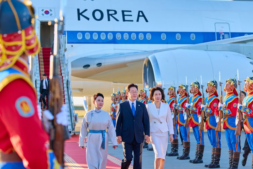 モンゴルを国賓訪問した李在明（イ・ジェミョン）大統領と金恵景（キム・ヘギョン）夫人が9日（現地時間）、ウランバートルのチンギスハーン国際空港に到着した空軍1号機を降りて儀典車両に移動している。 ［聯合ニュース］