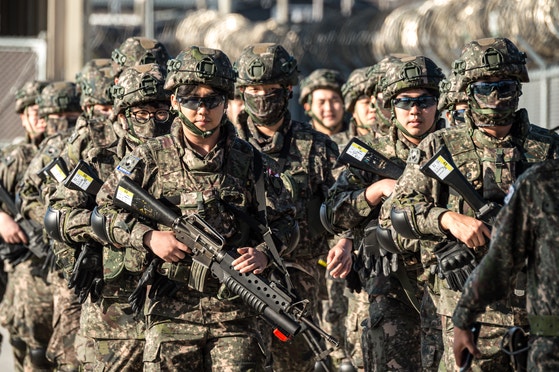 陸軍は昨年から一部の予備軍機動隊を対象に「ウォリアープラットフォーム」を適用した訓練を初めて実施した。ウォリアープラットフォームとは、個々の戦闘員の戦闘効率性と生存性を極大化できるよう、先端技術を適用した被服・装具・戦闘装備などで構成された新型基盤体系を意味する。 ［写真 陸軍］