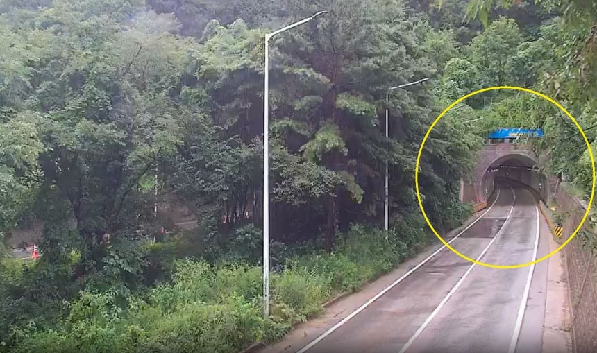 8日から忠清南道（チュンチョンナムド）に降り続いた豪雨により土砂が流出し、国道32号線のマティトンネル・大田（テジョン）方面車線は9日午前6時から全面通行止めとなっている。［写真 NAVERの監視カメラ映像 キャプチャー］