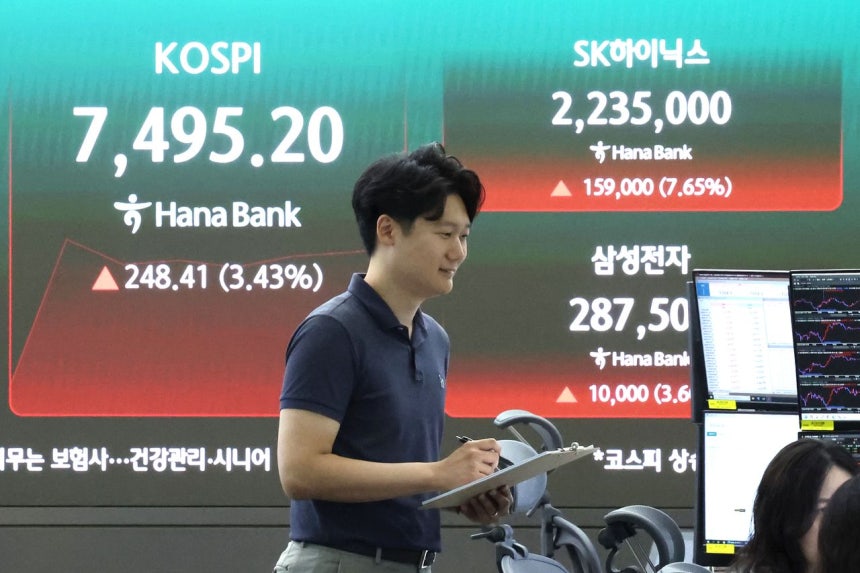 9日午前、ソウル市中区（チュング）のハナ銀行本店ディーリングルームの電光掲示板にSKハイニックスとサムスン電子の株価指数が表示されている。SKハイニックスとサムスン電子の上昇を追い風に、この日の韓国総合株価指数（KOSPI）は前営業日比3．31％高の7486．64で取引を開始した。ニュース1