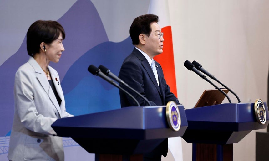 韓国の李在明（イ・ジェミョン）大統領と高市早苗首相が5月、慶尚北道安東市（キョンサンブクド・アンドンシ）内のホテルで首脳会談を行った後、共同記者発表を行っている。［写真 大統領室写真記者団］