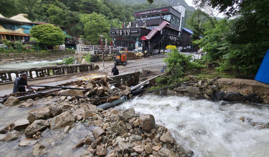 増水した渓流により水道管が破損した公州市（コンジュシ）の鶏竜山・東鶴寺（ケリョンサン・トンハクサ）入口。キム・ソンテ客員記者