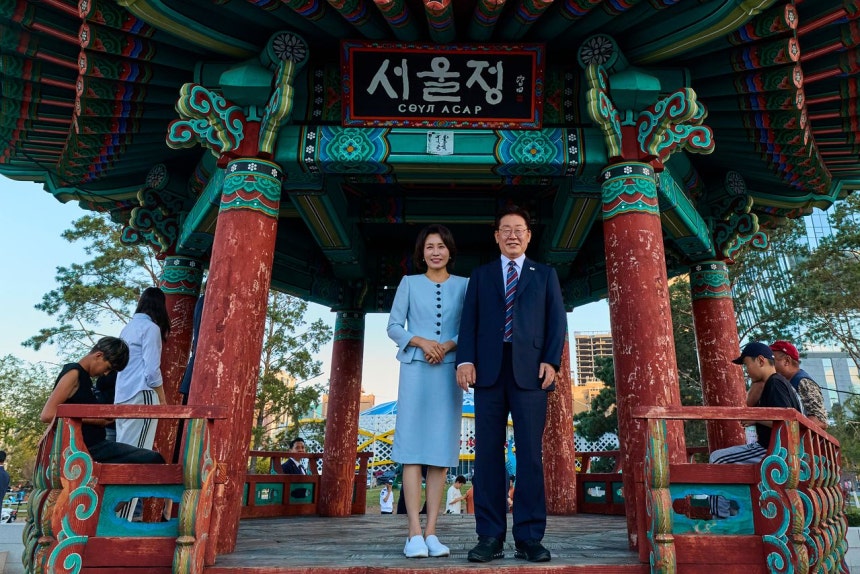 モンゴルを国賓訪問中の韓国の李在明（イ・ジェミョン）大統領と金恵景（キム・ヘギョン）夫人が9日（現地時間）、ウランバートルの「ソウル通り」で記念撮影をしている。「ソウル通り」は1995年ソウル市とウランバートル市の姉妹都市提携を機に整備されたエリアで、飲食店やコンビニエンスストアなど韓国文化に触れることができる。共同取材団