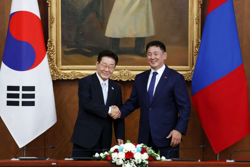 李在明（イ・ジェミョン）大統領とフレルスフ大統領が9日（現地時間）、モンゴルのウランバートル政府庁舎で開かれた韓国・モンゴル首脳会談の前、握手している。 ［ニュース1］