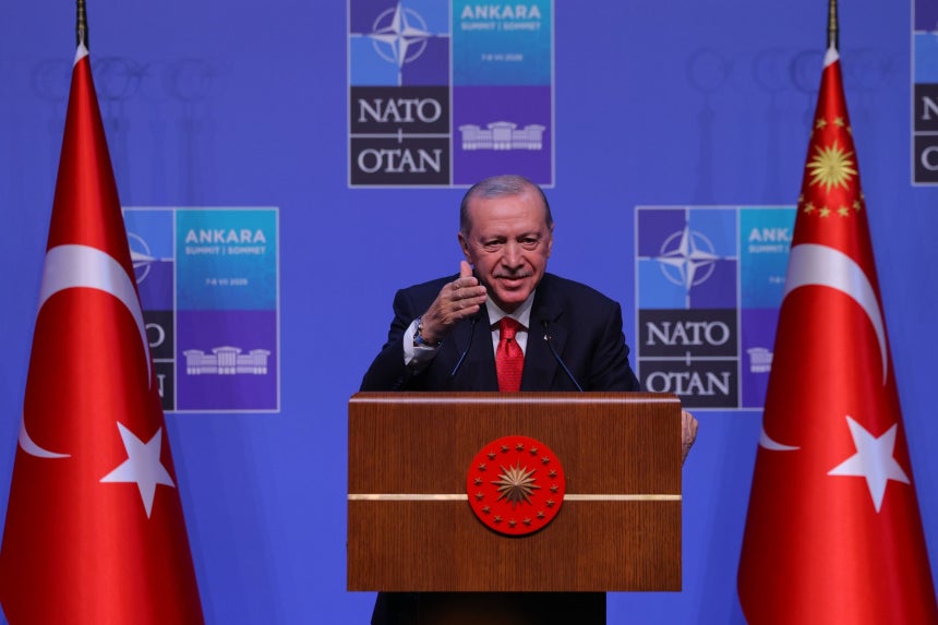 トルコ（トゥルキエ）のレジェップ・タイイップ・エルドアン大統領が8日（現地時間）、トルコ・アンカラで開かれた北大西洋条約機構（NATO）首脳会議の記者会見で発言している。AP＝聯合ニュース