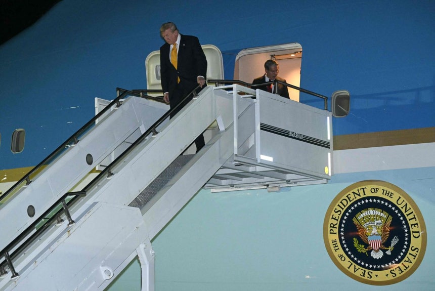 NATO首脳会議を終えて帰国の途に就いたドナルド・トランプ米大統領が8日（現地時間）、英ミルデンホール空軍基地に到着し、新型のエアフォースワンに乗り換えるため、旧型のエアフォースワンから降りている。［AFP＝聯合ニュース］