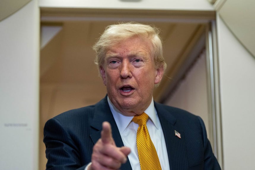 トランプ米大統領が8日（現地時間）、大統領専用機（エアフォースワン）で取材陣と対話している。 ［AP＝聯合ニュース］