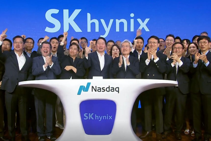 SKハイニックスは10日、崔泰源（チェ・テウォン）SKグループ会長（真ん中）ら経営陣が出席した中、米ニューヨークのナスダックマーケットサイトで米国株式預託証券（ADR）上場記念「オープニングベル」行事を開いた。この行事でSKハイニックスは米ナスダックで公式取引を始める。 ［写真 ナスダック］