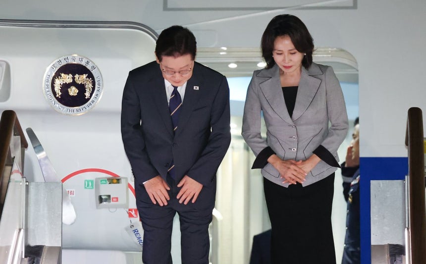 北大西洋条約機構（NATO）首脳会議出席とモンゴル国賓訪問を終え帰国した李在明大統領と金恵景夫人が11日にソウル空港に到着し歓迎客にあいさつしている。［写真 ニュース1］