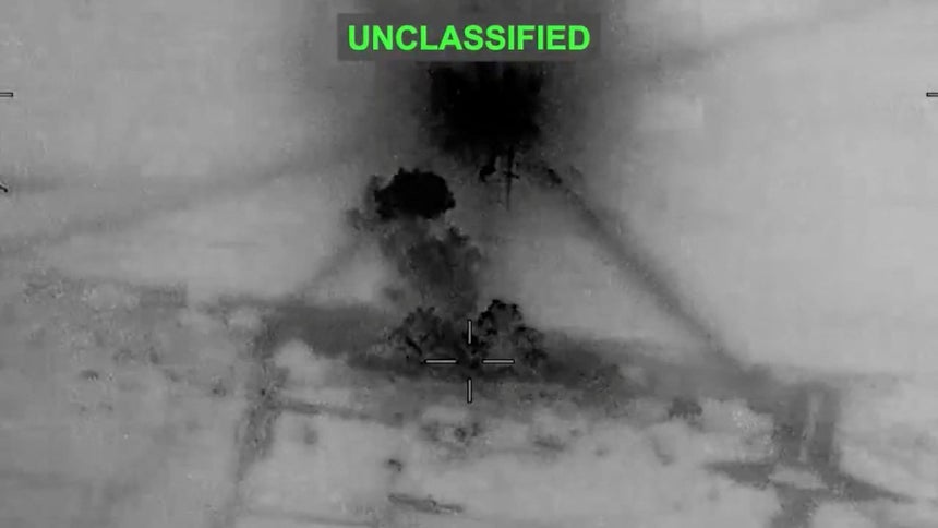 米中央軍司令部がイランの商船打撃に対する報復空爆を加えたと明らかにした中で、未詳の場所で爆発による煙が広がる先月26日の映像が公開された。［写真 ロイター＝聯合ニュース］