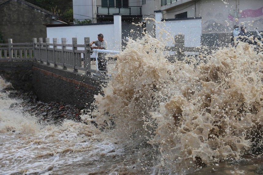 10日、中国浙江省温嶺で台風9号が上陸するのに先立ち巨大な波が海岸を強打している。［写真 AP＝聯合ニュース］