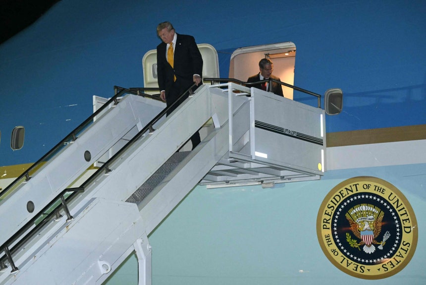 NATO首脳会議を終え帰国の途についたトランプ米国大統領が8日、英ミルデンホール空軍基地に到着した後、専用機を乗り換えるために降機している。［写真 AFP＝聯合ニュース］