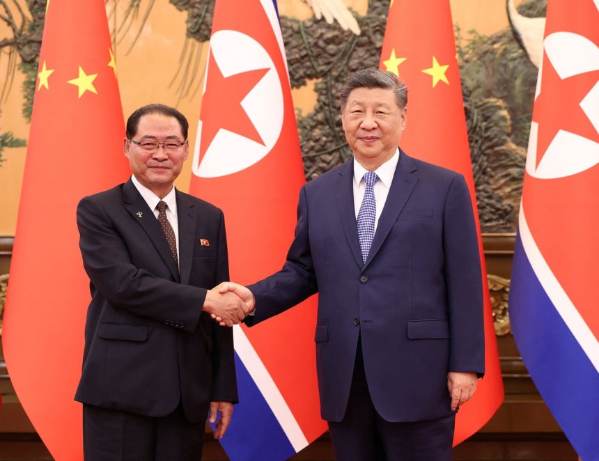 10日、北京で会談する習近平国家主席（右）と朴泰成（パク・テソン）北朝鮮内閣首相。［ロイター＝聯合ニュース］