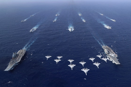 2024年10月、南シナ海で合同訓練を実施する中国の空母「遼寧」と「山東」。新華社＝聯合ニュース