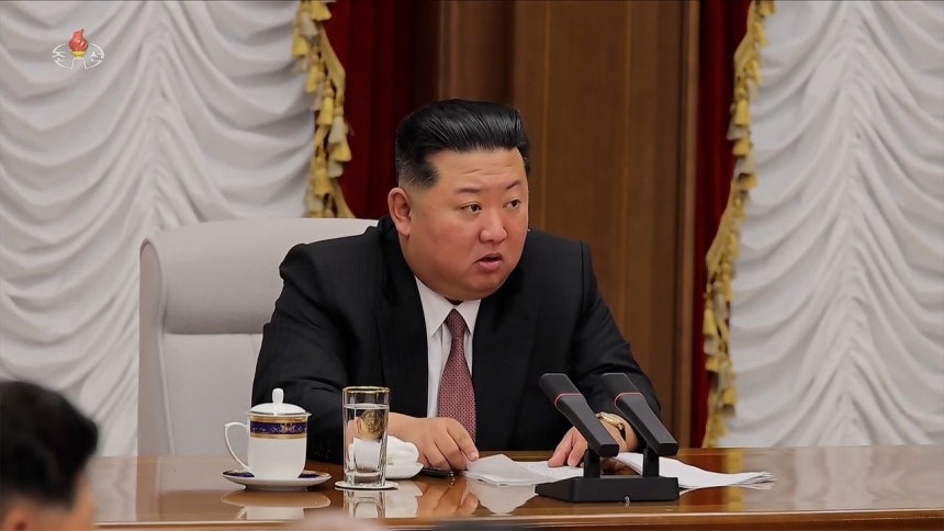 北朝鮮の金正恩（キム・ジョンウン）国務委員長が今月9日、北朝鮮軍の最高意思決定機関である労働党中央軍事委員会拡大会議を開き、対南・海外情報収集および工作業務を統括する機関「偵察情報総局」の強化を指示し、核武力を質的・量的に拡大・強化するという従来の方針を再確認した。 ［朝鮮中央テレビ＝聯合ニュース］
