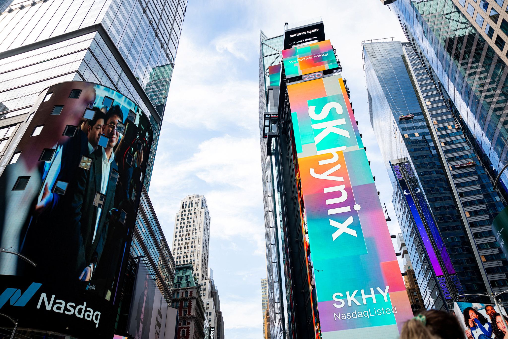   ナスダック市場に上場したSKハイニックスの広告が掲示されたニューヨークのビル。［写真 ロイター＝聯合ニュース］