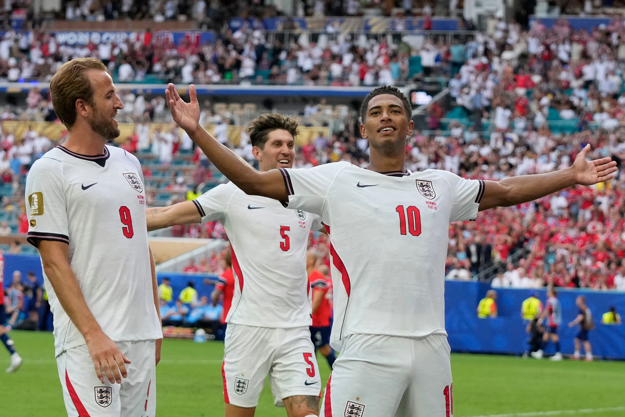 北中米ワールドカップ（W杯）のノルウェーとの準々決勝で、延長前半に2得点を決めたイングランドのベリンガム（右）が、両腕を広げてゴールを喜んでいる。［AP＝聯合ニュース］