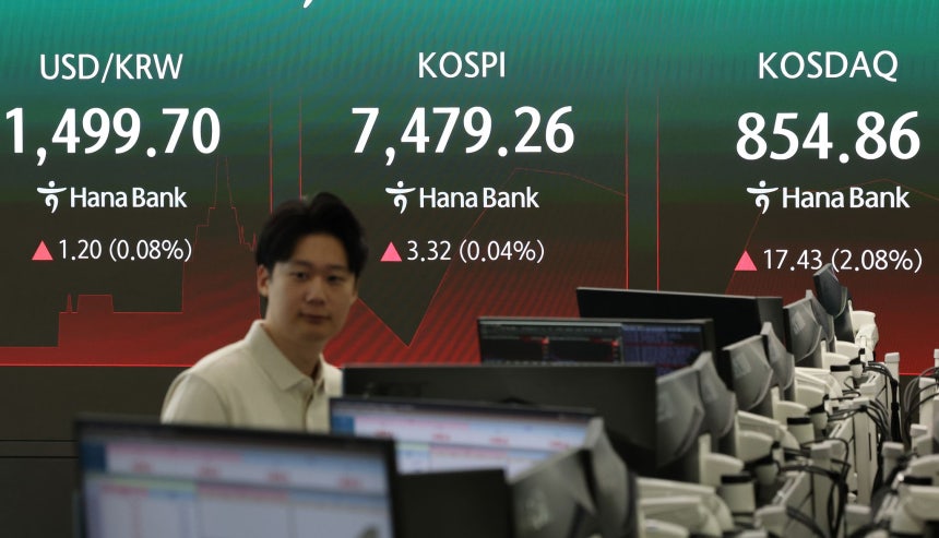 13日、ソウル中区のハナ銀行本店ディーリングルーム ［聯合ニュース］