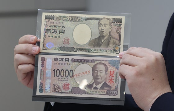 日本の1万円紙幣（上が旧紙幣、下が新紙幣）。