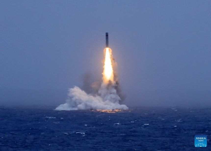 中国海軍の潜水艦から発射された潜水艦発射弾道ミサイル ［写真 新華社通信］