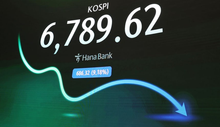 13日、ソウルのハナ銀行本店ディーリングルームにKOSPI指数が表示されている。［写真 聯合ニュース］