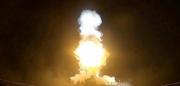 イランへの追加攻撃を発表した米中央軍が11日（現地時間）に公開した映像。発射体が発射されている。［写真 米中央軍、ロイター＝聯合ニュース］