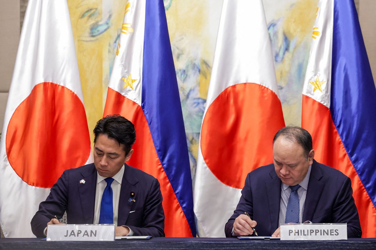   マニラで防衛協力協定に署名する日本防衛相とフィリピン国防相 ［AFP＝聯合ニュース］