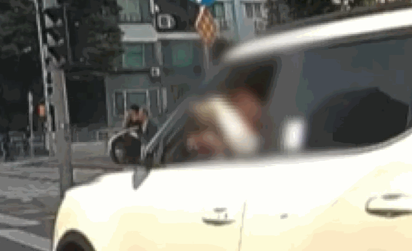   道路上の車内で髪を切る韓国人女性。［動画 JTBC『事件班長』］