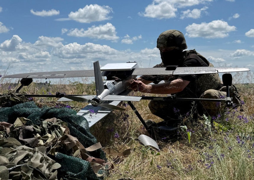 ウクライナのドネツク州戦線でウクライナ軍が中型攻撃ドローン発射の準備をしている。［ロイター＝聯合ニュース］