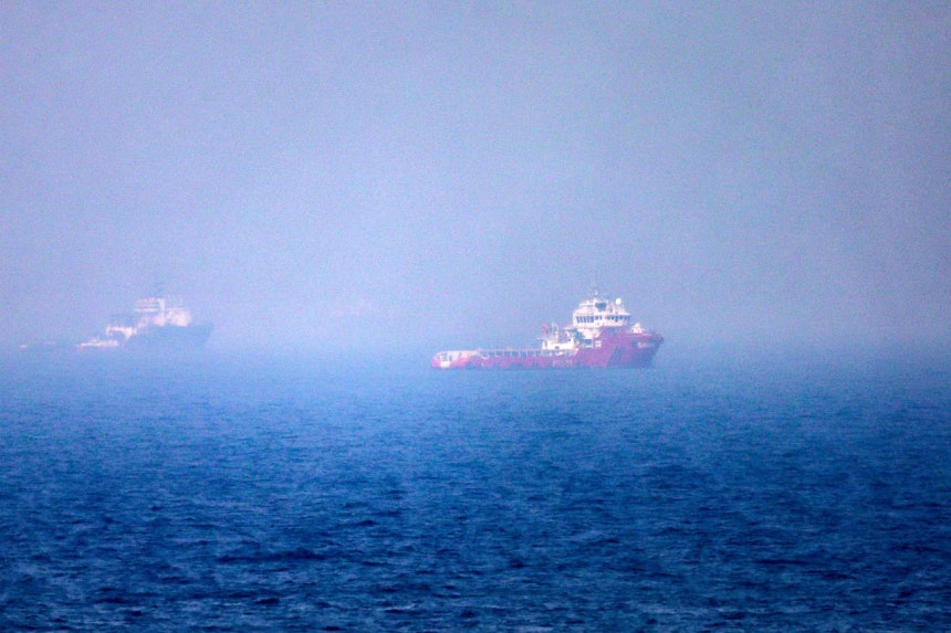 13日（現地時間）、UAE東部海岸ホール・ファッカーンのホルムズ海峡付近を航海する船舶 ［AFP＝聯合ニュース］