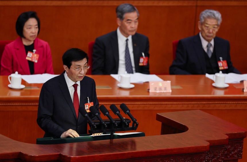 王滬寧・中国人民政治協商会議（政協）主席が3月4日、北京人民大会堂で開かれた政協の開幕式で演説している。［ロイター＝聯合ニュース］