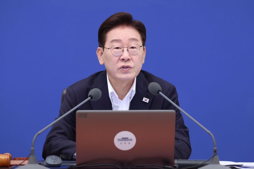 韓国の李在明（イ・ジェミョン）大統領が14日、青瓦台（チョンワデ、大統領府）で開かれた国務会議で発言している。聯合ニュース