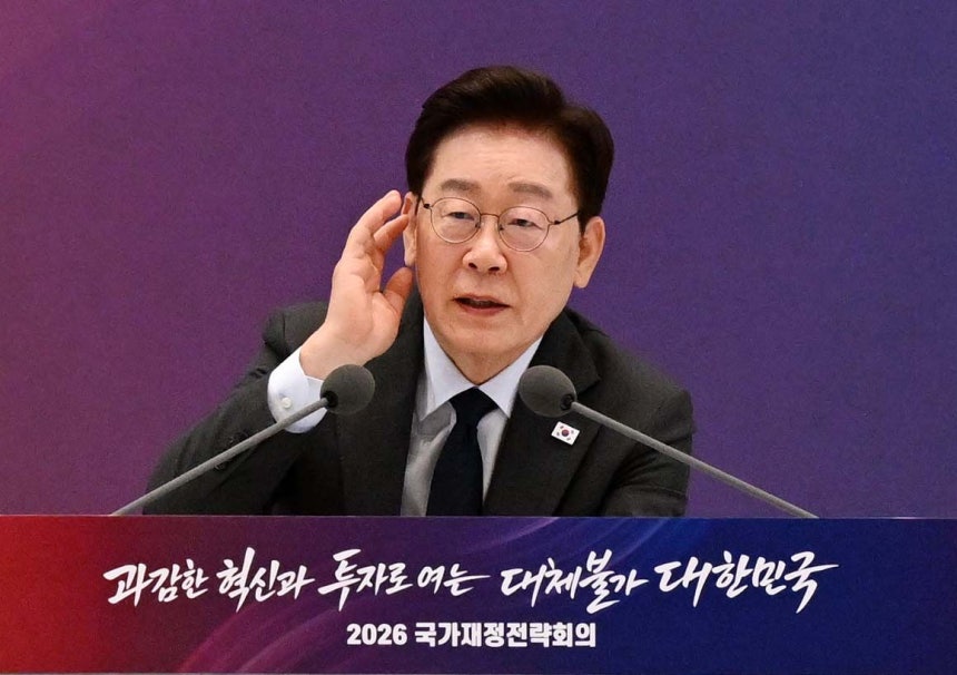 李在明（イ・ジェミョン）大統領が13日、青瓦台（チョンワデ、大統領府）で開かれた2026年国家財政戦略会議で各部処の発表を聞いている。 ［青瓦台写真記者団］