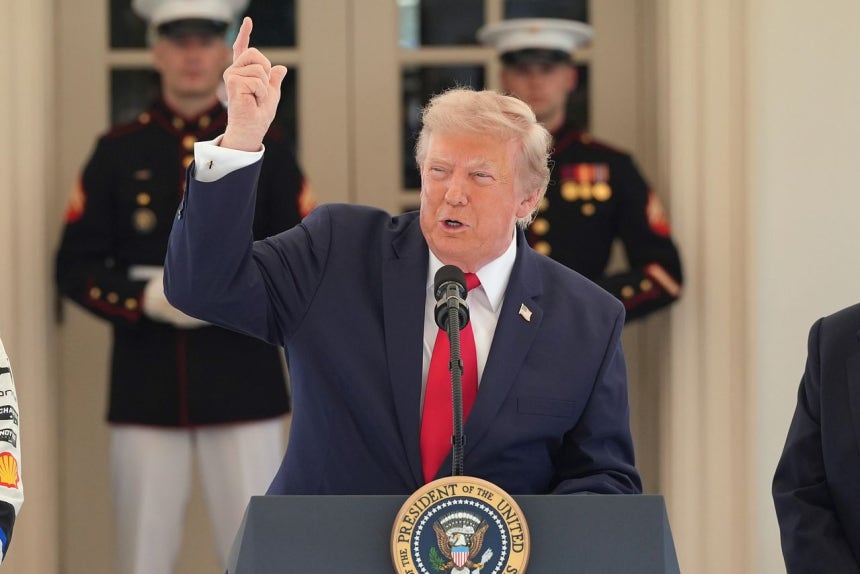 トランプ米大統領が13日にホワイトハウスで行われた行事で演説している。［写真 AP＝聯合ニュース］