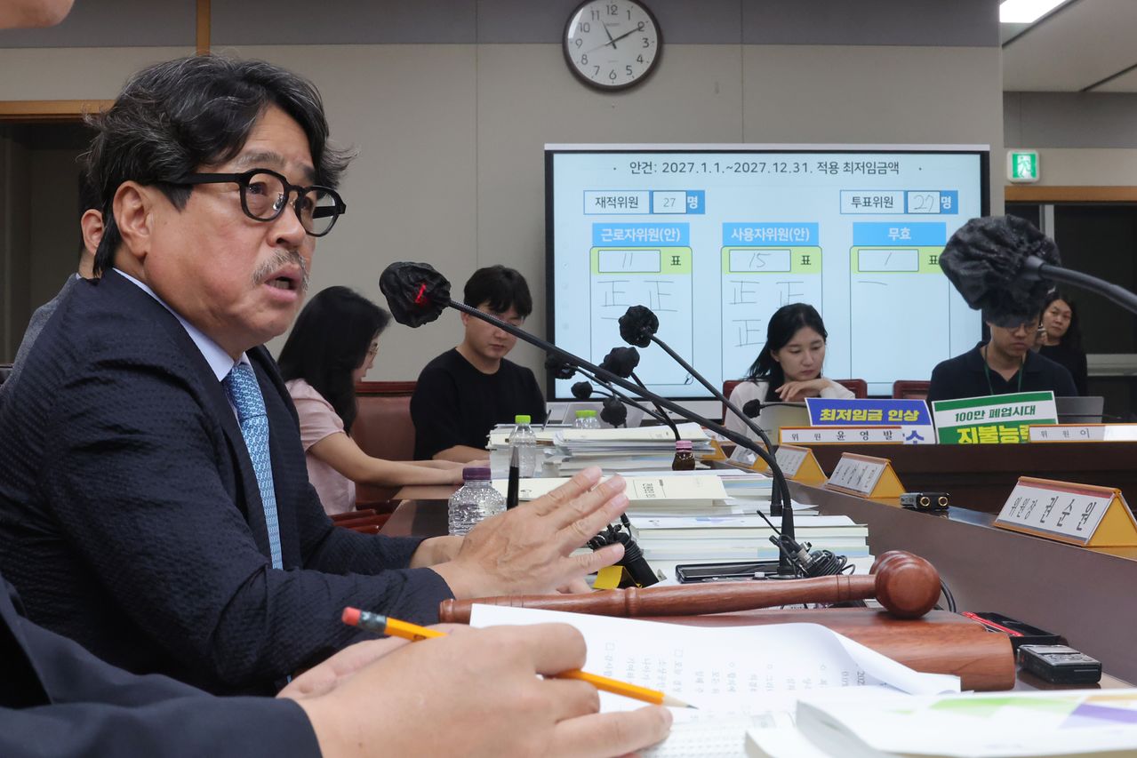 14日、政府世宗（セジョン）庁舎で開かれた最低賃金委員会第14回全体会議で、来年度の最低賃金が時給1万700ウォン（約1170円）に最終決定した後、クォン・スンウォン最低賃金委員長が発言している。［聯合ニュース］
