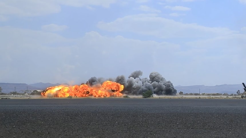 13日（現地時間）、イエメンの首都サヌアのサヌア国際空港が空爆を受け、黒煙が立ち上っている。新華社＝聯合ニュース