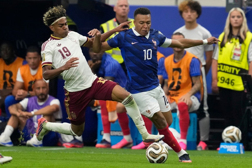 スペイン代表のラミン・ヤマル（左）がフランス代表のキリアン・ムバッペにタックルをしている。 ［AP＝聯合ニュース］
