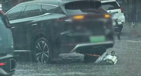   冠水した道路に落ちたBYD車のモーター。［写真 SNS］