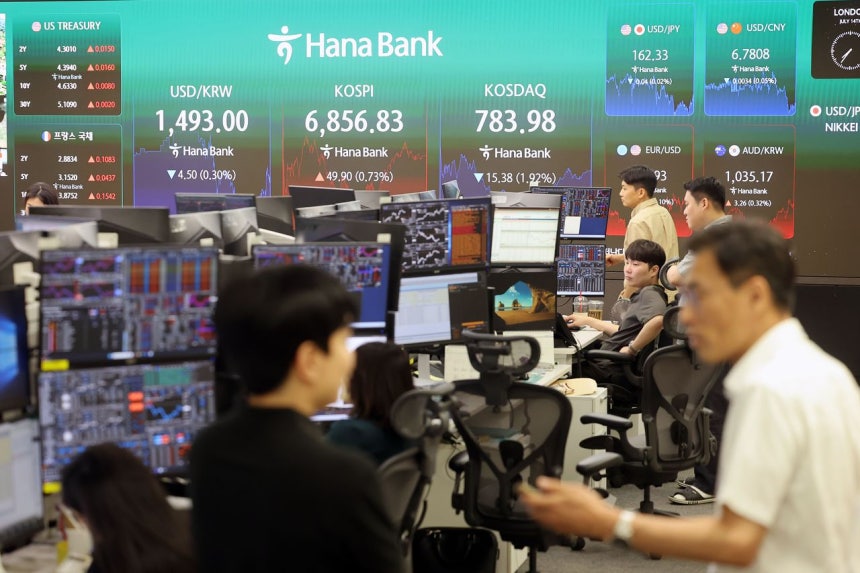 KOSPIが深刻な変動性の末に小幅の上昇で引けた14日、ソウルのハナ銀行ディーリングルームで従業員が業務を行っている。この日のKOSPIは0．73％上がった6856．83で取引を終えた。［写真 聯合ニュース］