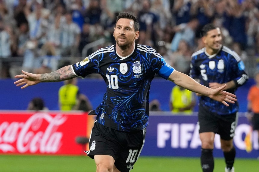 紺色のアウェーユニホームを着たアルゼンチン代表のメッシ。［AP＝聯合ニュース］