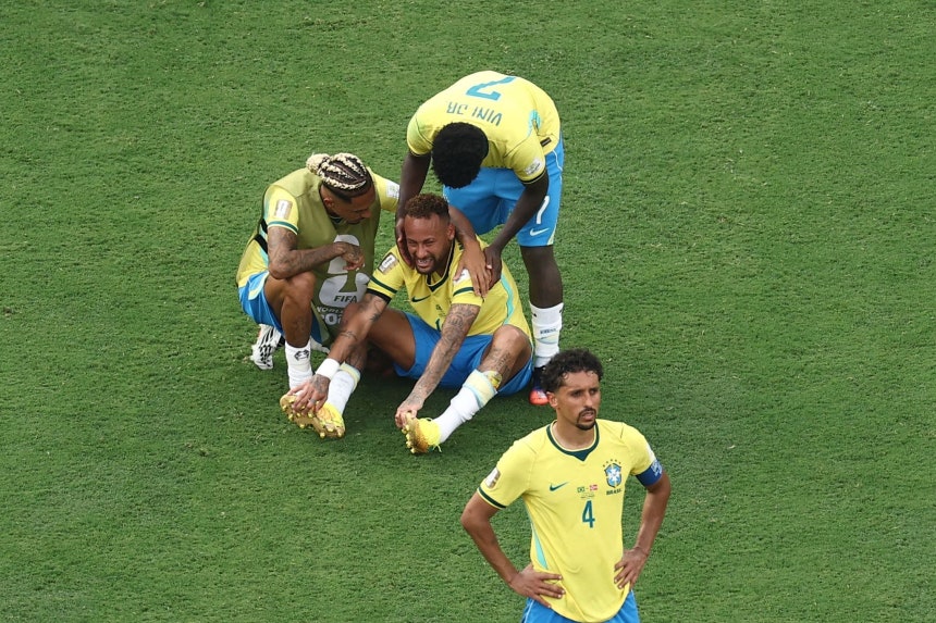 北中米W杯の16強戦でノルウェーに敗れた後、座り込んで涙を流すブラジル代表のネイマール ［AFP＝聯合ニュース］