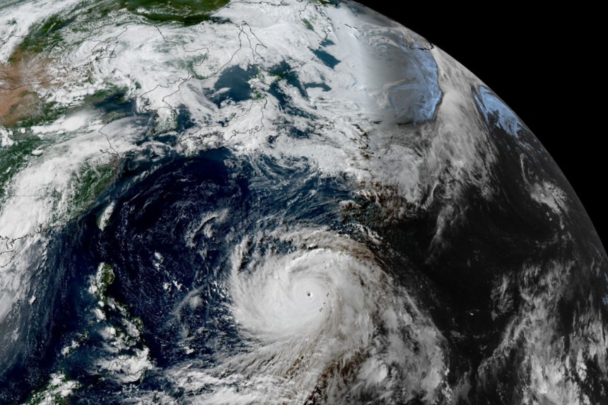 日本の気象衛星が撮影した台風9号。11日に台湾海上を過ぎ12日に中国内陸に上陸した。［写真 CIRA/NOAA］