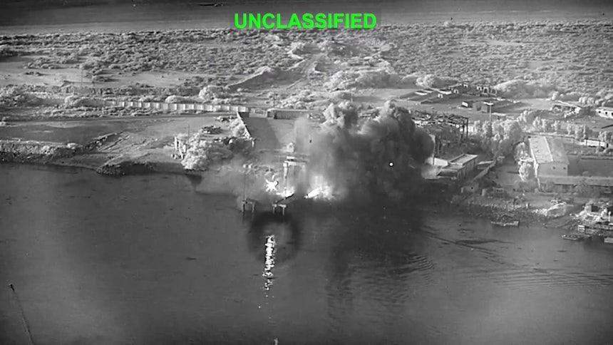 米中央軍が提供した写真によると、12日、イランのバンダル・アッバース海軍基地が米軍のドローン攻撃により破壊された。［AP＝聯合ニュース］