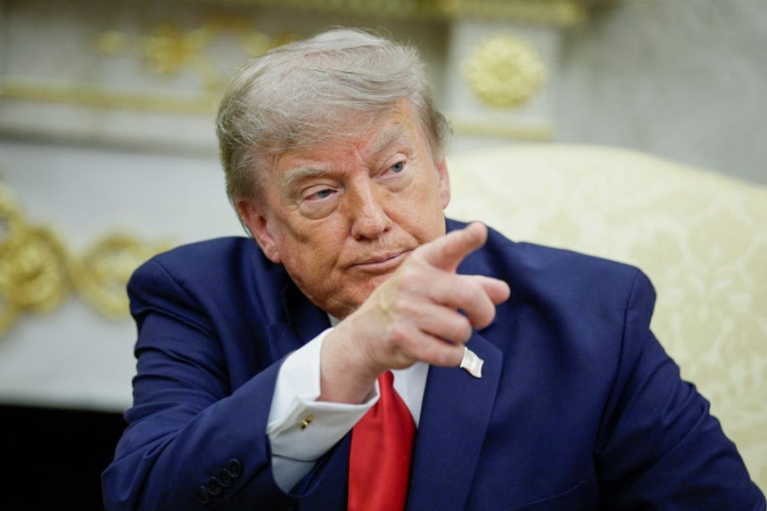 トランプ米大統領が14日、イラクのザイディ首相との首脳会談中にイラン戦争に対する記者らの質問に答えている。［写真 ロイター＝聯合ニュース］