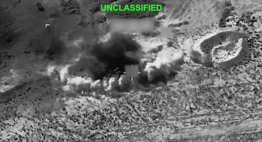 米中央軍司令部が14日に公開した映像でイラン国内の未詳の場所が米軍の攻撃を受ける場面が確認された。［写真 ロイター＝聯合ニュース］