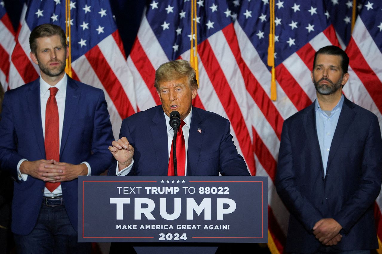 2024年1月15日に共和党の大統領候補だったトランプ氏（中央）が米アイオワ州で開かれた開票行事で演説している。二男エリック氏（左）と長男トランプ・ジュニア氏（右）が見守っている。［写真 ロイター＝聯合ニュース］