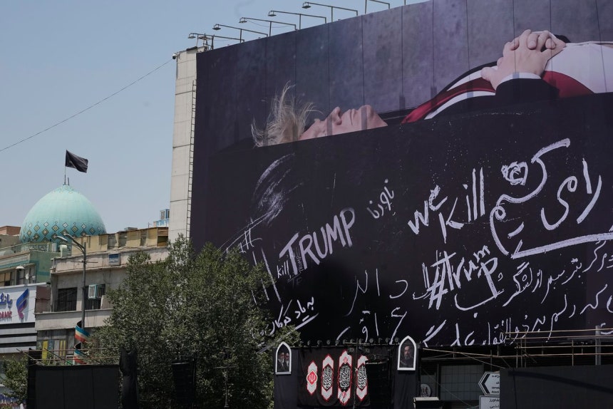 15日（現地時間）、イラン・テヘラン市内のイスラム革命広場に、ドナルド・トランプ米大統領がひつぎとみられる黒い箱の上に横たわる姿を描いた広告看板が設置された。トランプ大統領の下には、「We Kill Trump（私たちはトランプを殺す）」との文言が記されている。［AP＝聯合ニュース］