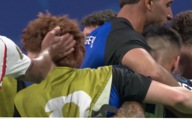   イングランドのベリンガムがアルゼンチン選手の後頭部を叩いた場面 ［W杯中継映像 キャプチャー］
